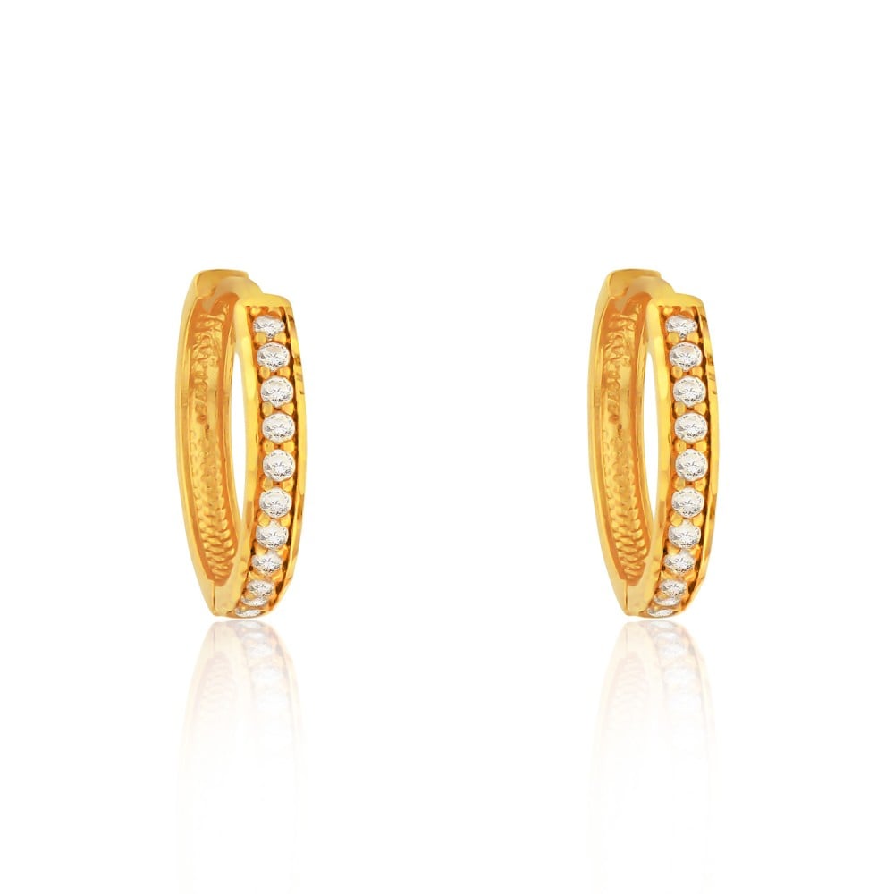 Brinco argola de ouro 18k com gravações de zircônia tamanho médio foto parte da frente 