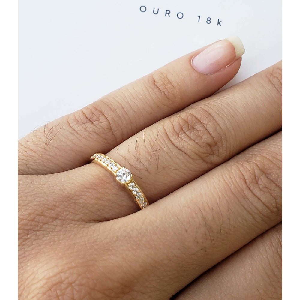 Anel de ouro 18k modelo solitário cravejado com pedras zircônias