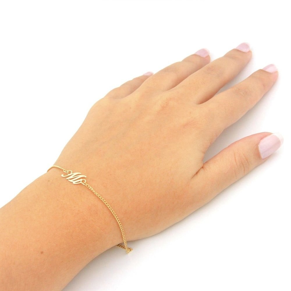 Pulseira Com Nome De Ouro 18k Duas Letras foto no braco 