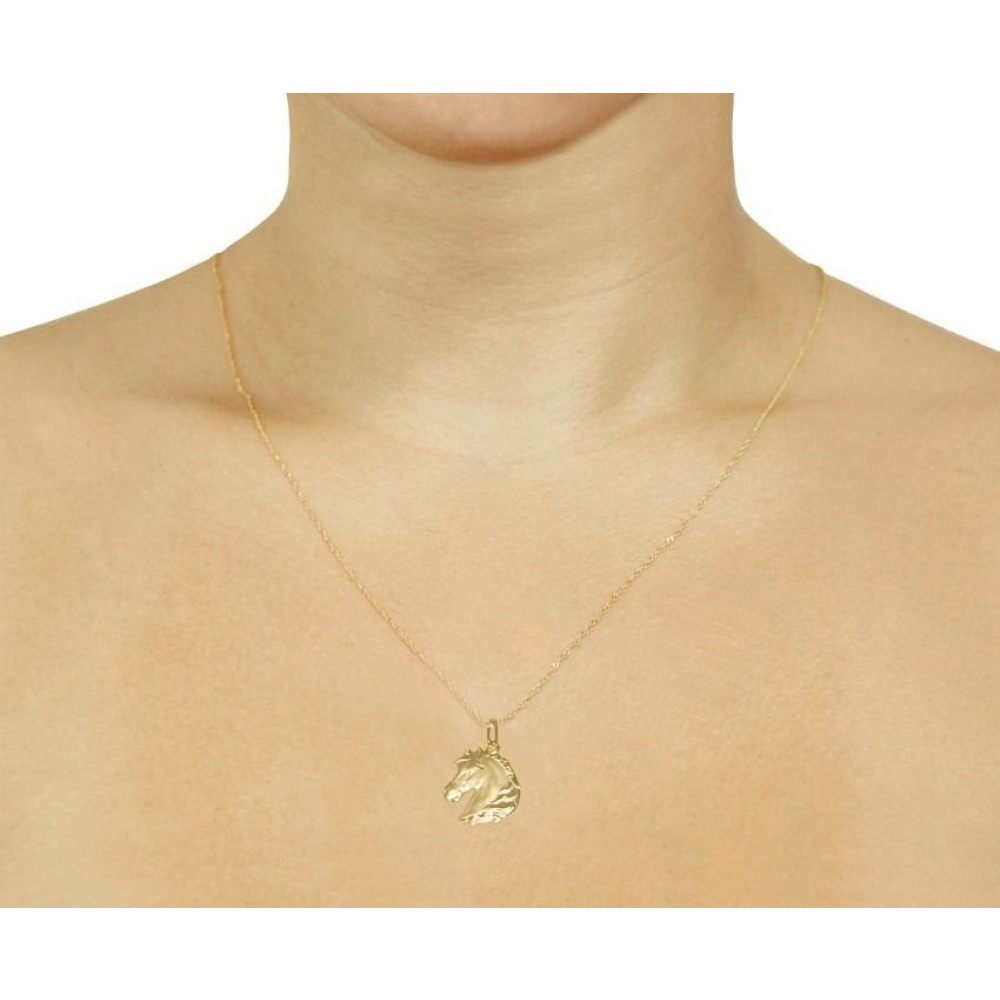 Pingente de ouro 18k cavalo foto no pescoco