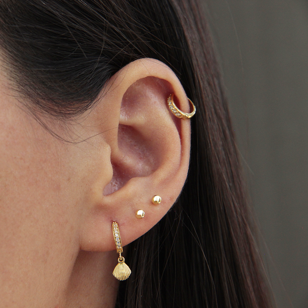 Brinco de ouro 18k argola com pingente concha na orelha 02