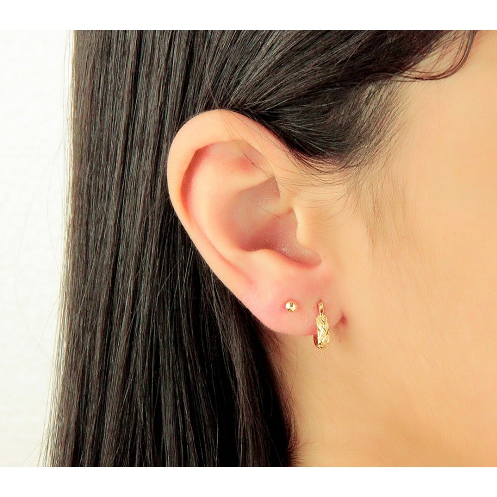 Brinco de ouro 18k argola com face trabalha e acabamento diamantado - pequeno foto brinco na orelha 
