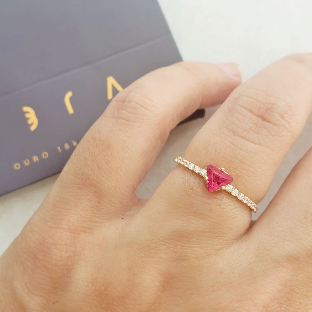 Anel de ouro 18k triangulo vermelho