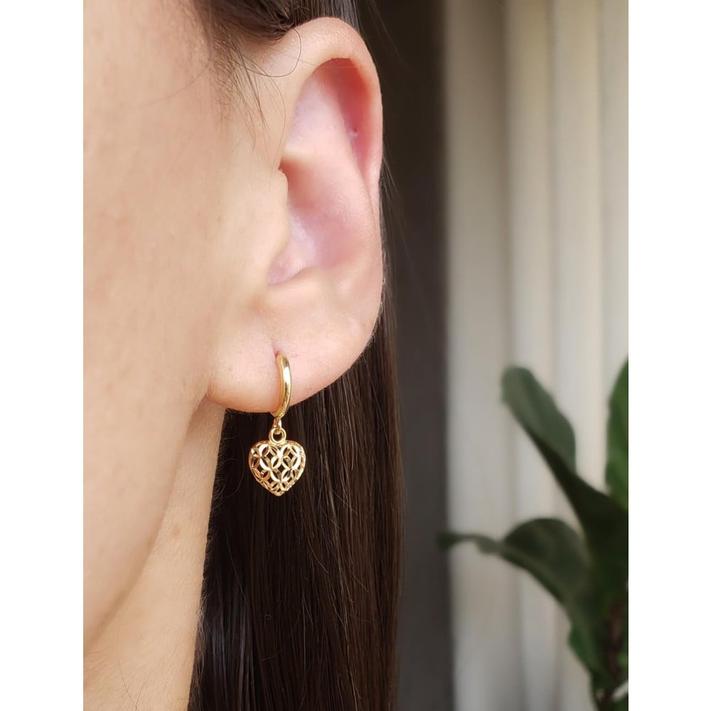 Brinco de argola com pingente de ouro feminino na orelha