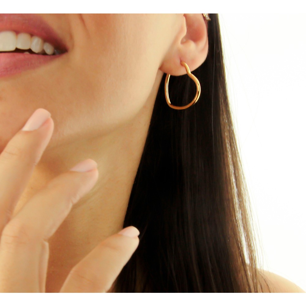 Brinco de ouro 18k argola coração grande fio 2mm foto no corpo 