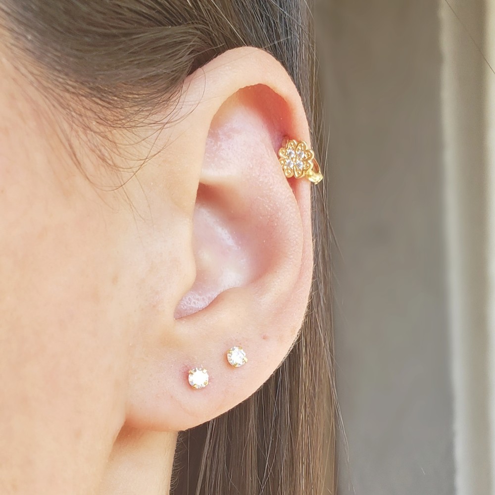 Brinco ou piercing de ouro 18k flor com pedras