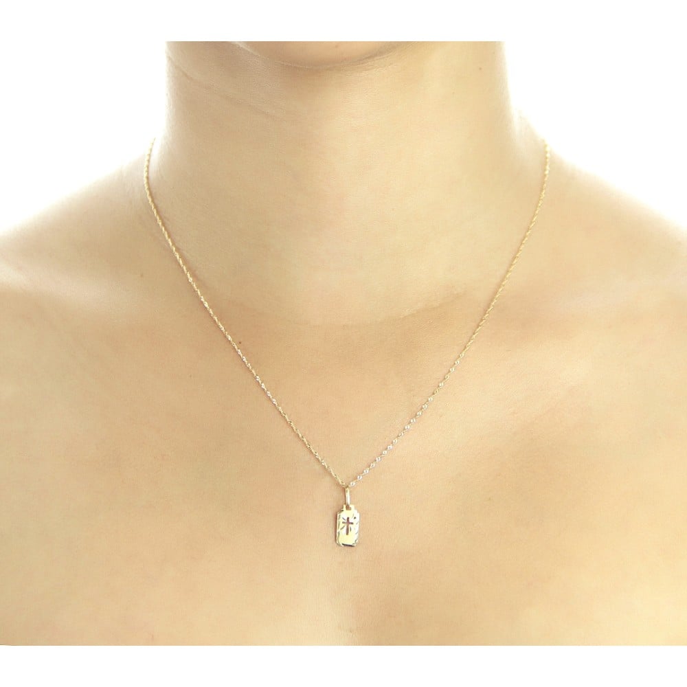 Pingente de ouro 18k placa vazada em cruz foto no corpo