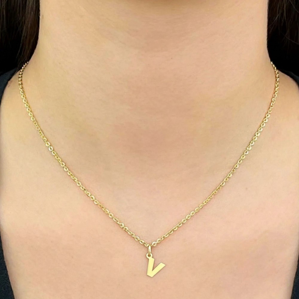 Pingente letra V de ouro 18k no corpo