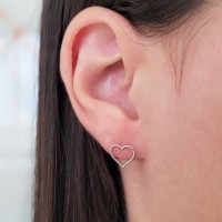 Brinco de ouro branco 18k coração vazado