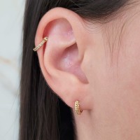 Brinco argola de ouro 18k face diamantada pequena
