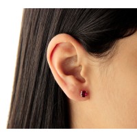 Brinco de ouro 18k pedra 7mm rubi sintético vermelho foto no corpo