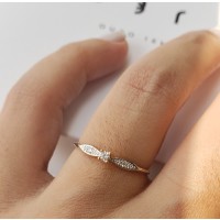 Anel de ouro 18k modelo solitário com cravação de zircônias e detalhes em ródio