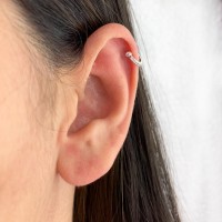 Piercing de ouro 18k branco para cartilagem com pedras zircônias