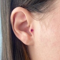 Piercing orelha de ouro 18k ponto de luz vermelho
