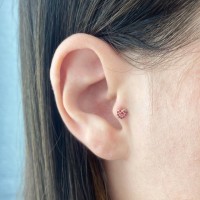 Piercing tragus ou helix ouro 18k coração vermelho