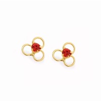 Brinco de ouro 18k infantil modelo flor zircônia rubi foto frente da peça 
