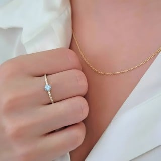 Anel solitário de ouro 18k com pedra azul II e zircônias 