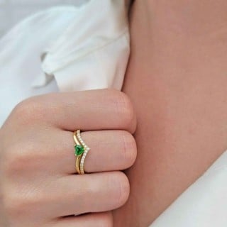 Anel de ouro coração verde 18k aro duplo V
