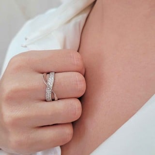 Anel de ouro branco 18k wave cravejado