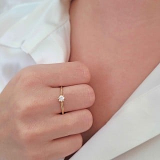 Anel de ouro 18k solitário pedra com cálice trabalhado