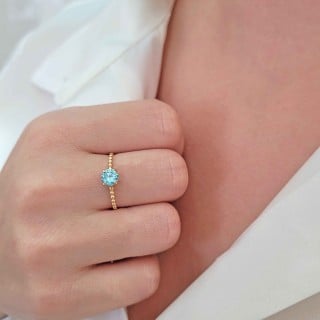 Anel pedra azul solitário ouro 18k bolinhas