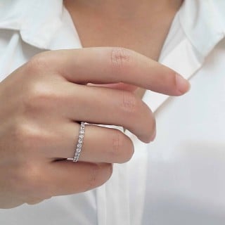 Meia aliança de ouro branco 18k cravejada elegance