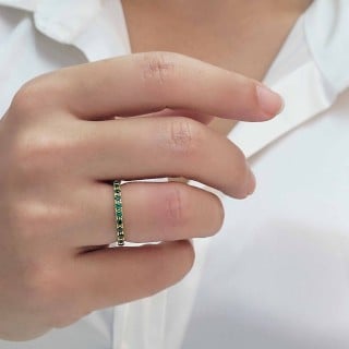 Meia aliança de ouro 18k cravejada pedras verdes