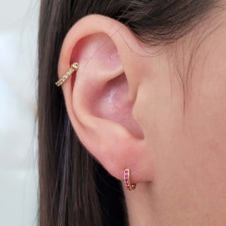 Brinco argola de ouro 18k com pedras vermelhas