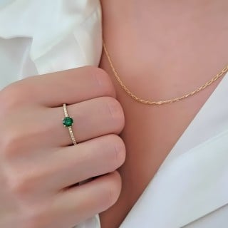 Anel solitário de ouro 18k com pedra verde e zircônias 