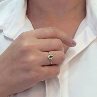 Anel pedra verde gota de ouro 18k cravejada