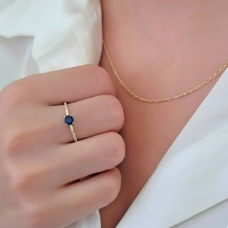 Anel solitário de ouro 18k com pedra azul e zircônias