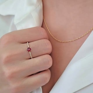 Anel solitário de ouro 18k com pedra vermelha e zircônias 