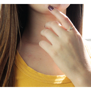 Anel de ouro 18k triangulo com pedras 
