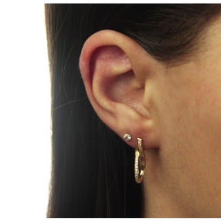 Brinco de ouro 18k argola torcida com pedras