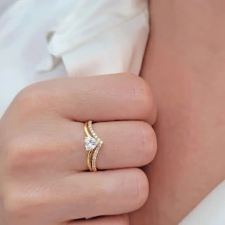 Anel de ouro coração 18k aro duplo V