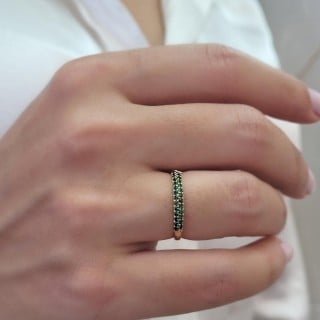 Meia aliança de ouro 18k pedras verdes cravação dupla