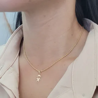 Pingente menino de ouro 18k boné polido