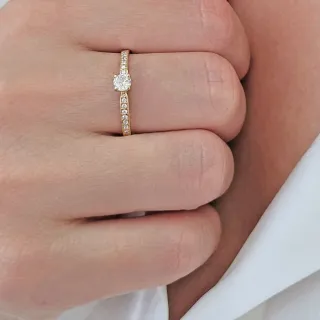 Anel moissanite solitário de ouro 18k cravejado