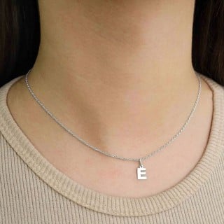 Pingente letra E de ouro branco 18k arial