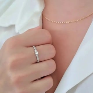 Anel solitário de ouro branco 18k aro ondas