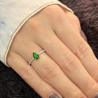 Anel de ouro branco 18k com pedra verde gota 