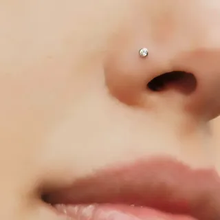 Piercing de nariz ouro branco 18k ponto de luz