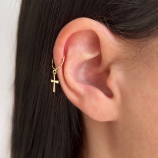 Brinco piercing de ouro 18k com pingente cruz