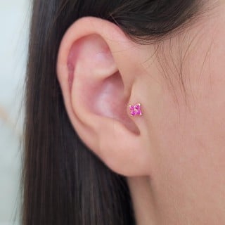 Piercing tragus ou helix de ouro 18k flor vermelha 