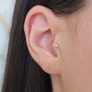 Piercing de ouro 18k cartilagem tragus pedra 2mm branco