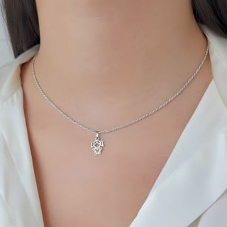 Pingente de ouro branco menina coração cravejado