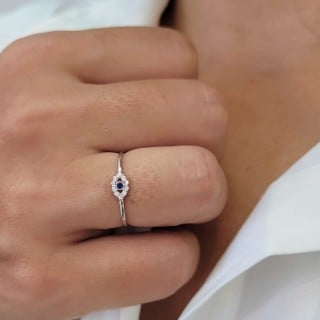 Anel de ouro branco 18k olho grego cravejado delicado